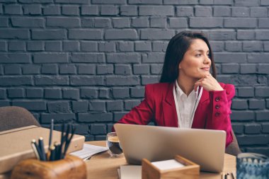 Hassas, uzun saçlı kadın, derin düşünceler içinde.