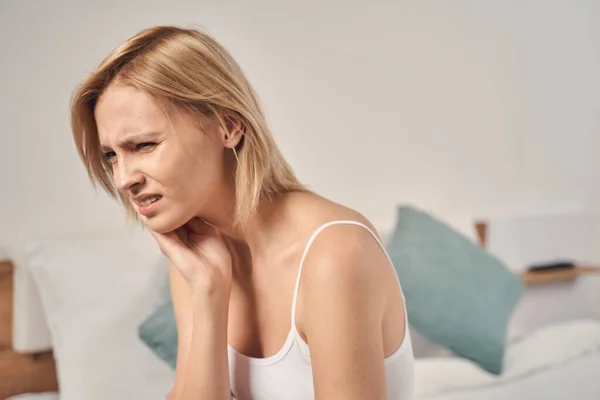 Femeia supărată are o durere dentară intensă — Fotografie, imagine de stoc