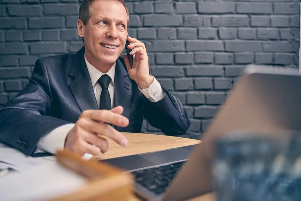 Primer plano del hombre guapo que está en el trabajo — Foto de Stock