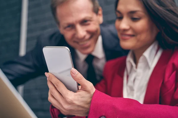 Fotografía enfocada en la mano femenina que sostiene el teléfono — Foto de Stock