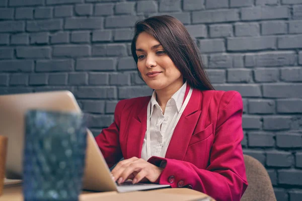 Nöjd assistent förbereder presentation av sitt projekt — Stockfoto