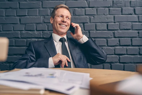 Kedves vezető üzletember beszél telefonon az irodában. — Stock Fotó