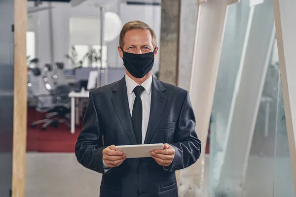 Guapo hombre de negocios senior mirando directamente a la cámara — Foto de Stock