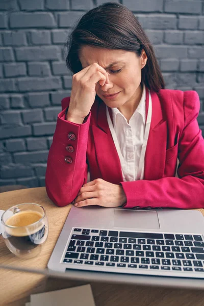 Großaufnahme einer traurigen Frau, die sich auf den Tisch lehnt — Stockfoto