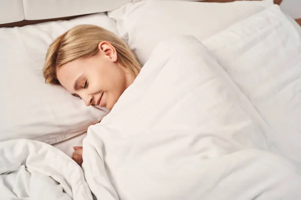 Attrayant caucasien dame souriant dans son sommeil — Photo