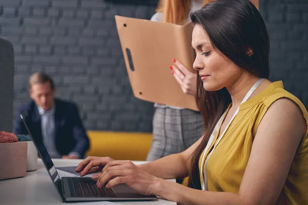 Schöne brünette Frau arbeitet bei ihrem Projekt — Stockfoto