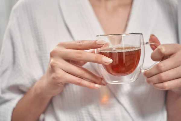 Mujer con una bebida herbal en sus manos — Foto de Stock