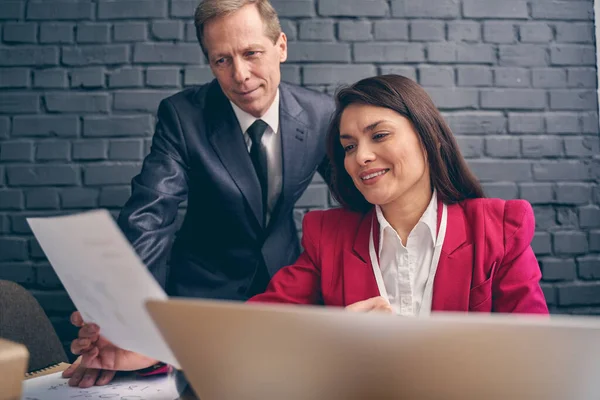 Aandachtige senior die luistert naar zijn partner — Stockfoto