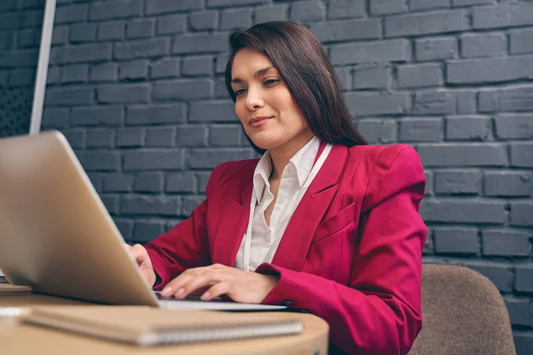 Genre jeune manager regardant l'écran de son ordinateur portable — Photo