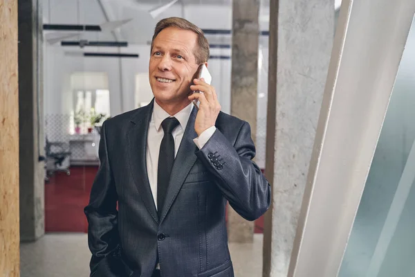 Handsome elderly office worker having friendly conversation — Stock Photo, Image