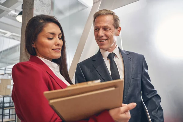 Glad brunett kvinna pratar med sin chef — Stockfoto