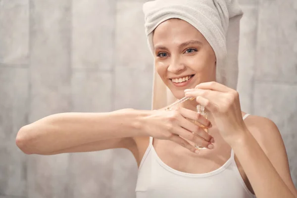 Piacevole signora caucasica facendo una procedura di bellezza — Foto Stock