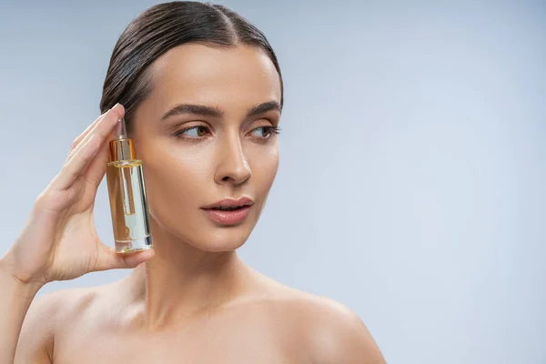 Calma giovane femmina con trattamento cosmetico per il viso — Foto Stock