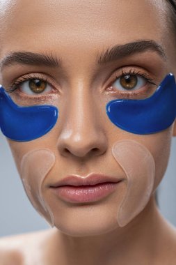 Hyaluronik asitli yamalar kullanan sakin bir kadın.