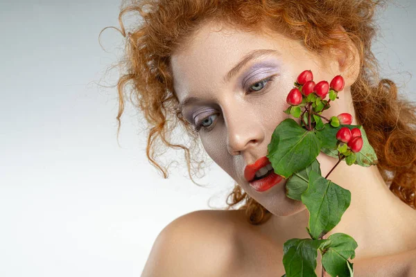 Romantica bella donna con ramo di bacche rosse — Foto Stock