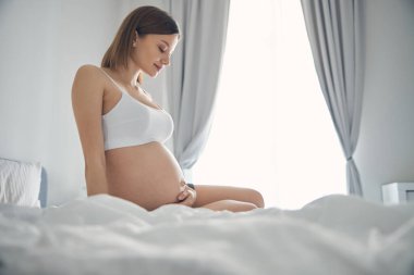 Sakin genç bayan hamileliğinin tadını çıkarıyor.