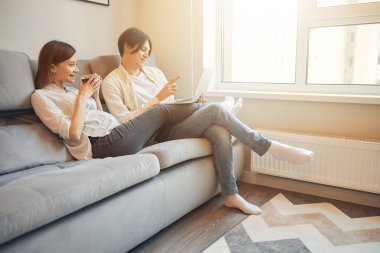 Hamile çift iyi bir hafta sonu geçiriyor ve mutlu görünüyorlar.