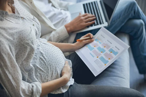 Hamile kalmayı planlamak gelecekteki ebeveynler için önemli olabilir. — Stok fotoğraf