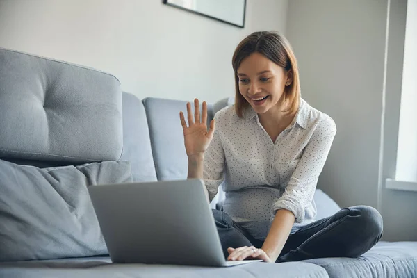 Während der Schwangerschaft mit entfernten Verwandten in Verbindung bleiben — Stockfoto