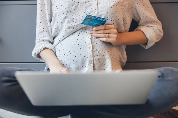 Schwangere zahlt online und nutzt modernen Laptop — Stockfoto