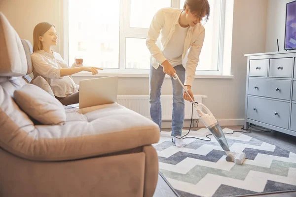 Pasangan bahagia di rumah menikmati rutinitas sehari-hari dan pekerjaan rumah tangga — Stok Foto