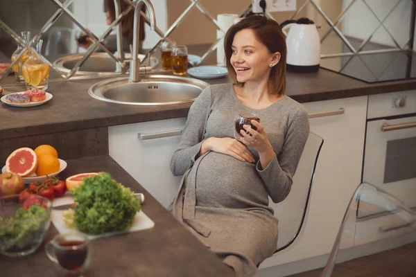 快乐的女士在怀孕期间过着健康的生活 — 图库照片
