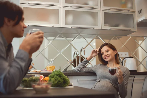 Lugn lunch hemma med älskad person — Stockfoto