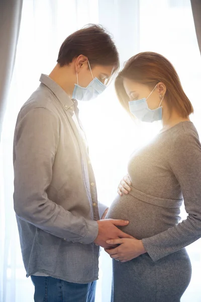 Sunny day at home of pregnant young couple in quarantine — Stock Photo, Image