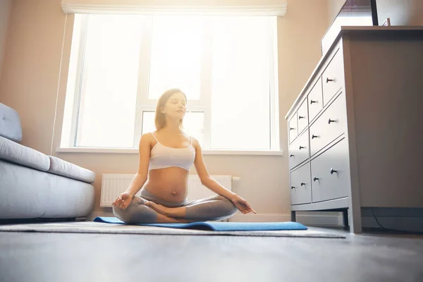 Meditace přináší klid v průběhu těhotenství — Stock fotografie