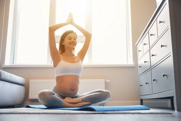Nadšený dáma těší jóga doma během těhotenství — Stock fotografie