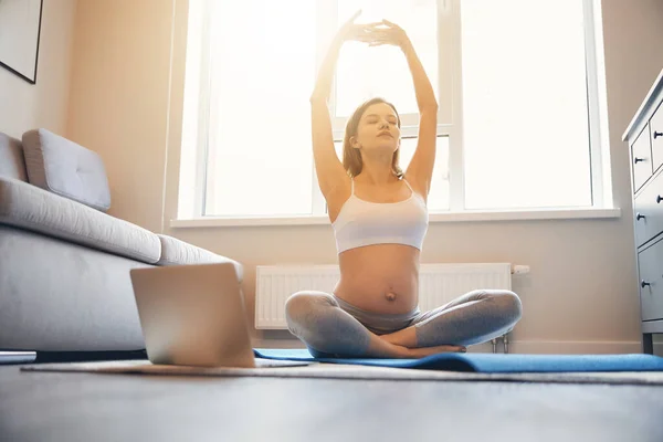Zdravé těhotenství s příjemnou jóga asana doma — Stock fotografie