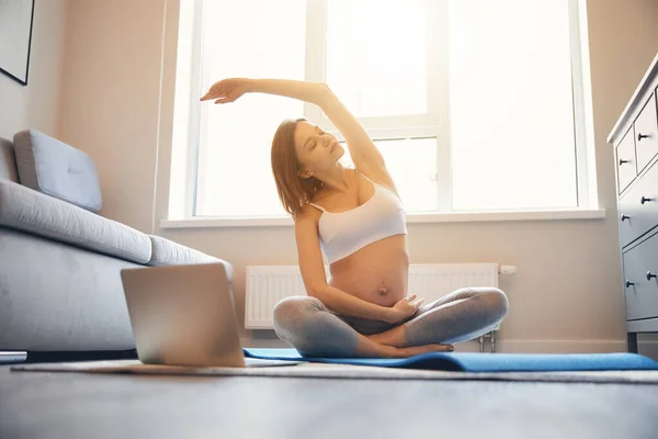 Stretching och avkoppling i yoga asana under graviditeten — Stockfoto