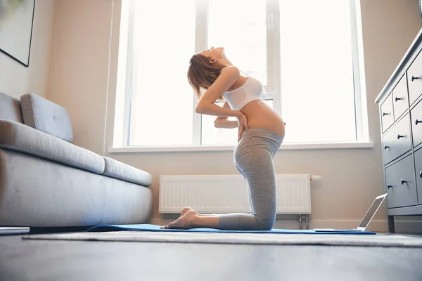 Užitečná jóga cvičení zmírňující bolesti zad během těhotenství — Stock fotografie