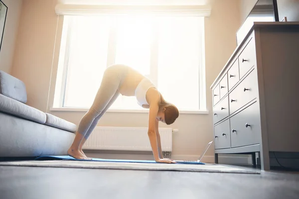 Hålla sig fysiskt och psykiskt frisk under graviditeten — Stockfoto