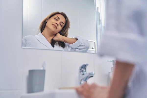 Attraktiv dam tillbringar tid i badrummet på morgonen — Stockfoto