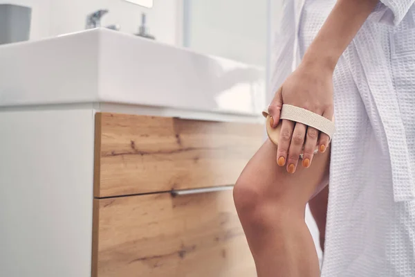 Cepillo de mano femenino piel seca con un cepillo de cerdas naturales —  Fotos de Stock