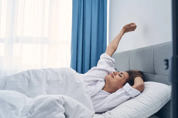 Hermosa joven despertando en su dormitorio —  Fotos de Stock