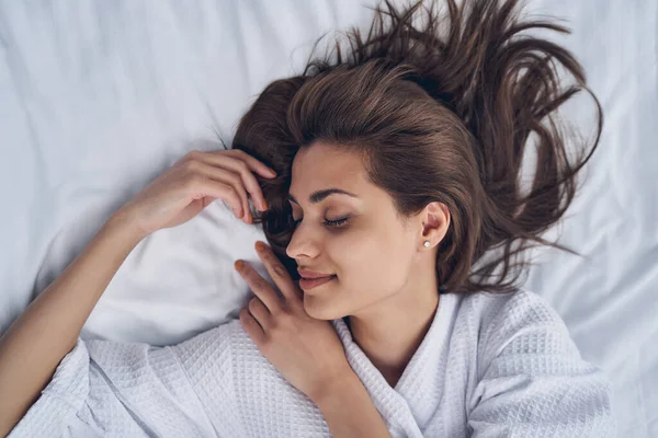 Charmante jonge vrouw slapen in de slaapkamer thuis — Stockfoto