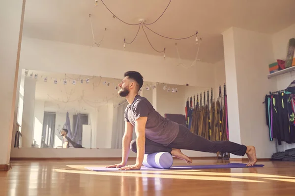 Joven guapo practicando yoga en estudio —  Fotos de Stock