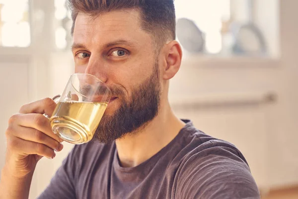 Hezký mladý muž s vousy pití bylinný čaj — Stock fotografie