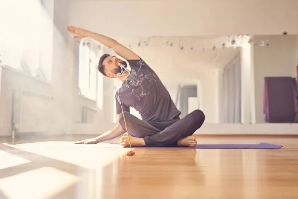 Joven guapo practicando yoga en estudio —  Fotos de Stock