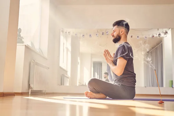 Snygg ung man mediterar i Lotus position — Stockfoto