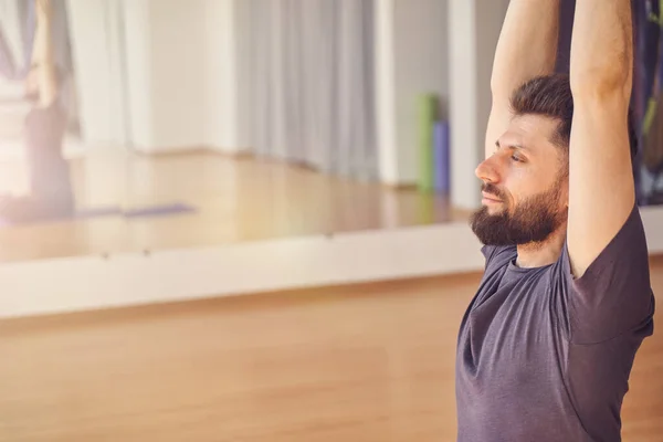 Stilig ung man som tränar yoga i studio — Stockfoto
