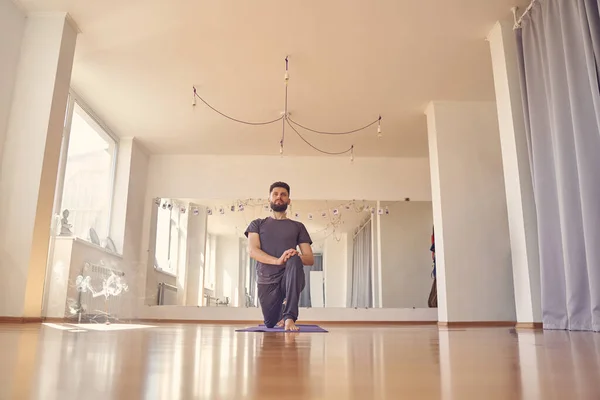 Красивий молодий чоловік стоїть в позі йоги — стокове фото