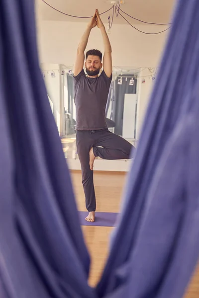 Bonito sereno homem fazendo ioga árvore pose — Fotografia de Stock