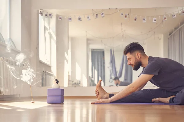 Stilig ung man som utövar yoga och använder trådlös robotkamera — Stockfoto
