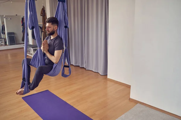 Schöner junger Mann meditiert im Yoga-Studio — Stockfoto