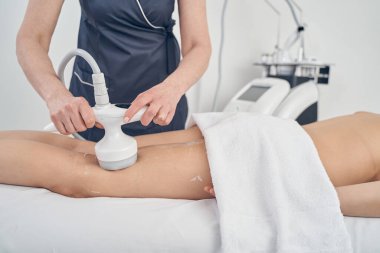 Modern teknolojilerle profesyonel güzellik kliniğinde yağ azaltma