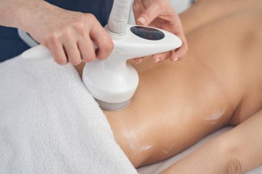 Modern güzellik salonunda zararsız yağ temizleme işlemi