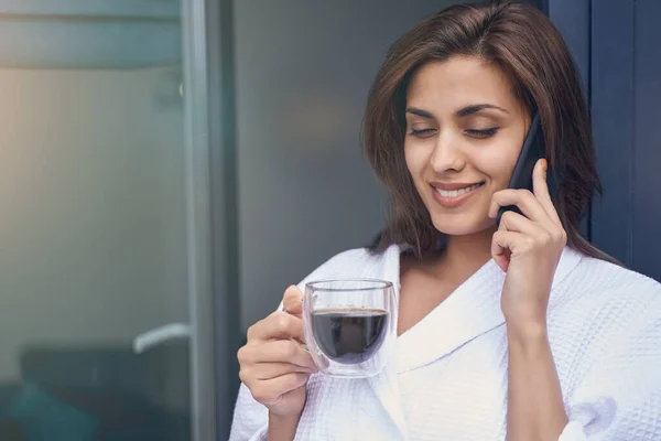 Joven alegre bebiendo café y hablando por teléfono móvil —  Fotos de Stock